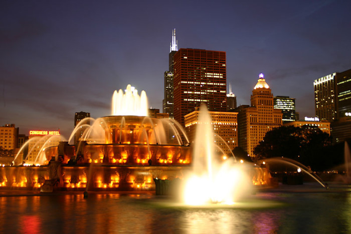 Buckingham_Fountain_in_Chicago_at_night